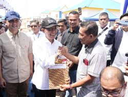 Kepala BP Batam Dampingi Menteri Transmigrasi RI Serahkan 94 SHM kepada Warga Rempang