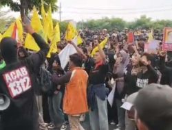 Demo di DPRD Kota Madiun Ricuh, Massa Lempari Polisi