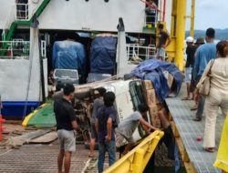 Kendaraan ODOL Bawa Sembako dan Mikol dari Batam Terguling di Pelabuhan Roro Jagoh Lingga