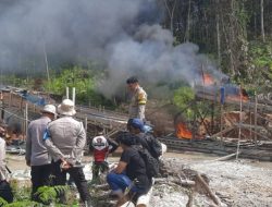 Sepuluh Rakit Penambang Emas Ilegal Dibakar di Inhu