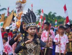 Bupati Dharmasraya Hadiri Pawai Kemerdekaan di Koto Agung