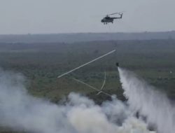 Sulit Dijangkau, Pemadaman Karhutla di Rohul Andalkan Helikopter