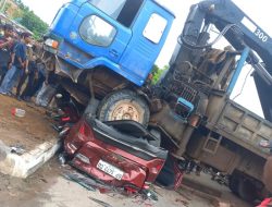Tabrakan Tragis di Tiban Center, Mobil dan Motor Hancur Disapu Truk