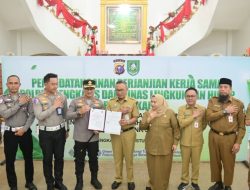 Bupati Bengkalis Saksikan Penandatanganan Kerja Sama Bayar SIM dan SKCK Pakai Sampah