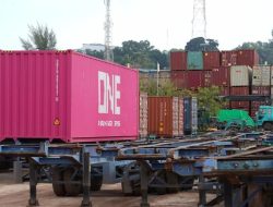 Lahan Jalan ROW 30 Disulap Jadi Tempat Parkir Kendaraan Berat PT Global Pratama Indonesia