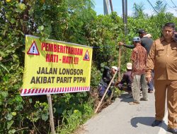Warga Kampung Paya Awe Gelar Aksi Protes, Badan Jalan Nyaris Longsor akibat Parit Isolasi PTPN IV