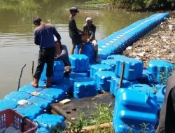 Lindungi Resapan Air, DPUPR Depok Pasang Kubus Apung di Situ Pangarengan