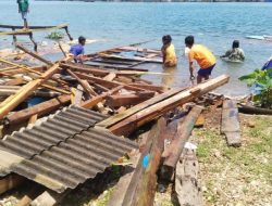Rumah Warga di Desa Air Gelubi Bintan Roboh Diterpa Angin Kencang dan Gelombang Pasang