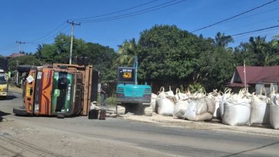 Truk Terguling di Jalinsum Bagan Sinembah, Muatan Berserakan dan Lalu Lintas Tersendat