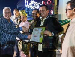 Gubernur Kepri Terima Penghargaan Sahabat Rida K Liamsi