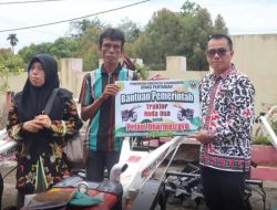 Pemkab Dharmasraya Serahkan Sepuluh Unit Traktor untuk Kelompok Tani