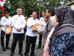 Gubernur Ansar Serahkan 1.350 Paket Sembako untuk Warga Tanjungpinang