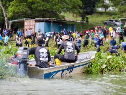 Gotong Royong Bersama Masyarakat Bersihkan Waduk Duriangkang Batam