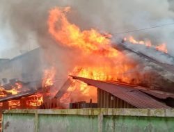 Kebakaran Hebat Hanguskan Rumah di Belakang Pasar Sail Pekanbaru
