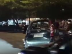 Pengemudi Mobil Tewas Usai Tabrak Kendaraan Parkir dan Terguling di Depan Vihara Penuin