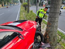 Diduga Hilang Kendali, Ford Mustang Hantam Pohon di Depan Hotel Batiqa Pekanbaru