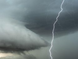 Suhu Riau Hari Ini 23–35°C, Warga Diminta Waspada Potensi Hujan Petir