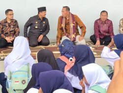 Duduk di Atas Tikar, Wamendik­saintek RI Ubah Pola Pikir Pelajar SR Buteng