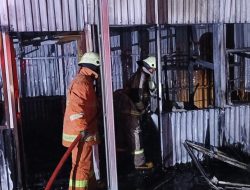 Bangunan Produksi Batako di Pekanbaru Dilalap Api