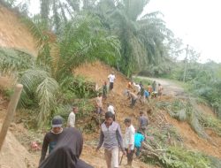 Nyaris Terisolasi, Jalan Utama Menuju Kampung Alur Mentawak Putus Akibat Longsor