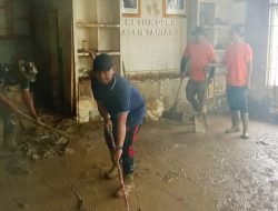 Kejar Pemulihan, Anggota DPRK Aceh Tamiang Mulai Bersihkan Kantor dari Material Lumpur