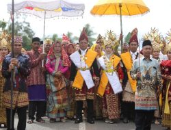 Bupati Pringsewu dan Ketua TP-PKK Resmi Jadi Keluarga Adat Saibatin Pardasuka