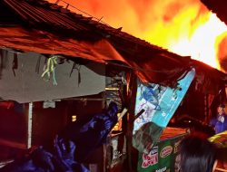 Kebakaran Hanguskan Ratusan Kios di Pasar Lemahabang Sindanglaut Cirebon
