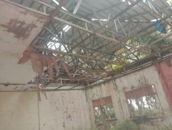Rusak Parah, Sebagian Atap SMA Negeri 2 Teupah Barat Hilang