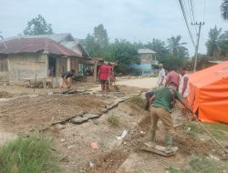 Jalan Rusak Ancam Keselamatan, Warga Kampung Tupah Perbaiki Jalan Secara Swadaya
