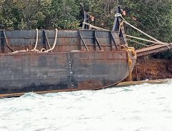 Aksi Cepat KN P 330 KSOP Khusus Batam Awasi Tongkang Kandas di Pulau Raja