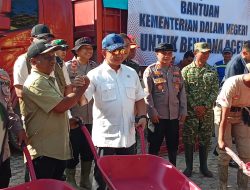 Mendagri Salurkan 500 Unit Gerobak Dorong, Percepat Pembersihan Lumpur di Perkantoran Aceh Tamiang