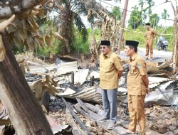 Bupati Tanjab Barat Tinjau Lokasi dan Salurkan Bantuan Korban Kebakaran di Desa Jati Mas