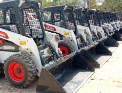 Mendagri Serahkan 9 Unit Skid Loader Bantuan Presiden Prabowo untuk Aceh Tamiang