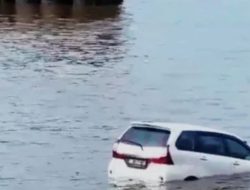 Jalan Penghubung Dermaga KITB Siak Ambruk, Mobil Avanza Tercebur ke Laut