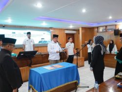 Wabup Tanjab Barat Lantik Komisaris PT BPR Tanggo Rajo