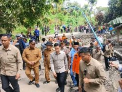 Wapres Gibran Tinjau Lokasi Tanah Gerak di Tegal, Minta Warga Tak Kembali ke Zona Bahaya