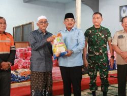 Tinjau Kebakaran Asrama Pesantren, Bupati Anwar Sadat Serahkan Bantuan