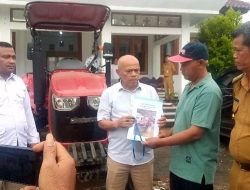 Serahkan Bantuan Traktor dari Presiden, Iskandar Zulkarnain Berharap Petani Indonesia Lebih Maju
