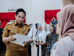 Perluas Pasar UMKM Medan, Rico Waas Serahkan Sertifikasi Halal kepada 100 UMKM