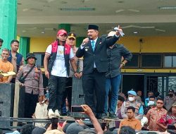 Bupati Armia Pahmi Redam Aksi Demonstran