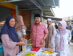 Bupati Anwar Sadat dan Ketua TP PKK Berburu Takjil