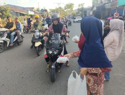 Kepala Desa Suka Jaya Dampingi Ibu PKK Bagikan Takjil di Sekitar SPBU Sinabang