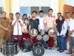 Ketua DPRD Kepri Serahkan Bantuan Alat Marching Band ke SMAN 29 Batam