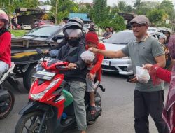 Majelis Sholawat Asy Syifa Sekupang Berbagi Takjil di Bulan Ramadan