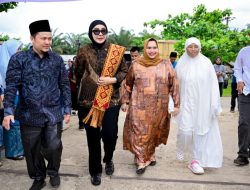 Bupati Bengkalis Dampingi Anggota DPR RI Dewi Juliani Serahkan Sembako dan Pompanisasi di Pinggir