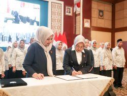 Dikukuhkan sebagai Ketua YKI, Weni Lis Darmansyah Siap Perkuat Edukasi kepada Masyarakat