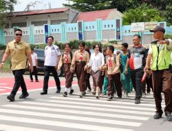 Tak Sekadar Tinjau, Li Claudia Praktikkan Keselamatan Menyeberang Bersama Siswa
