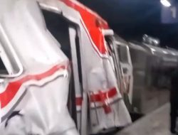 Evakuasi Dramatis Korban Tabrakan Kereta di Bekasi
