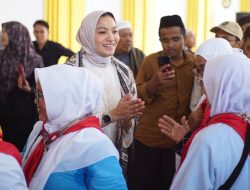 Bupati Annisa Suci Ramadhani Lepas Keberangkatan 83 JCH Dharmasraya Kloter 11