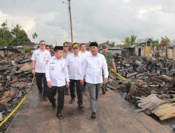 Gubernur Jambi Bersama Bupati dan Wakil Bupati Tanjab Barat Tinjau Korban Kebakaran Teluk Nilau